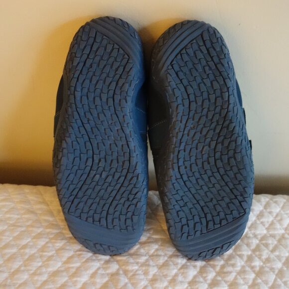 Athletic_Shoes